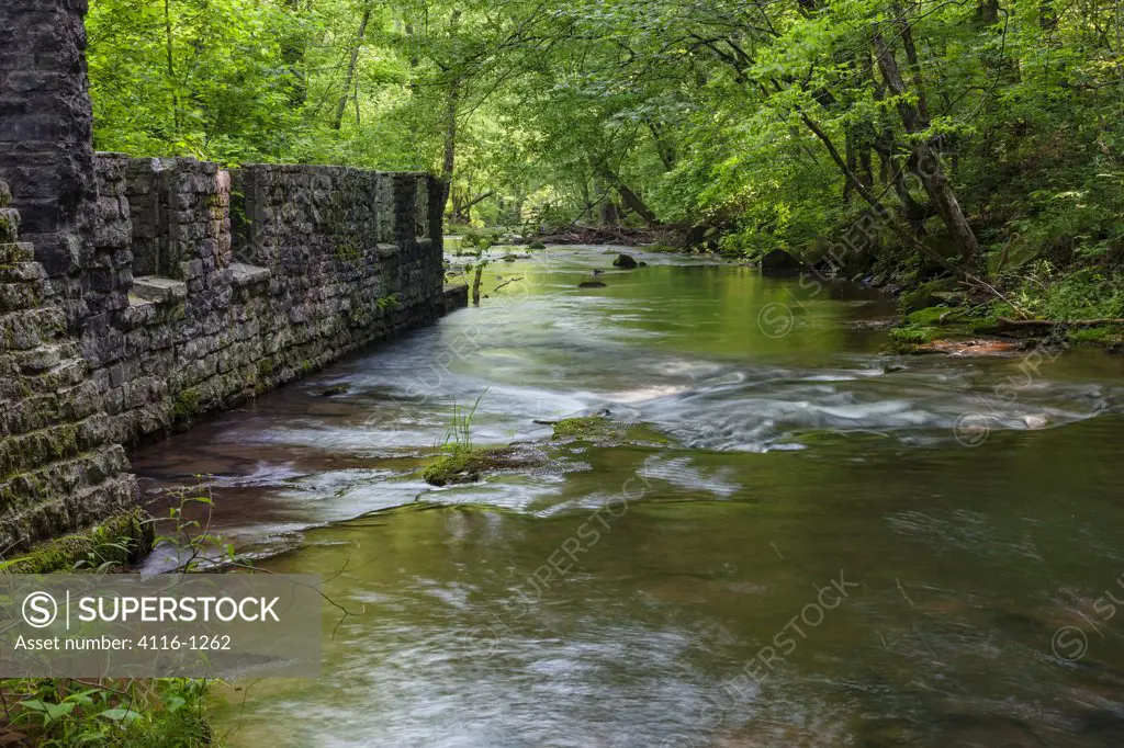 USA, Arkansas, Blanchard Springs, Old mill by stream