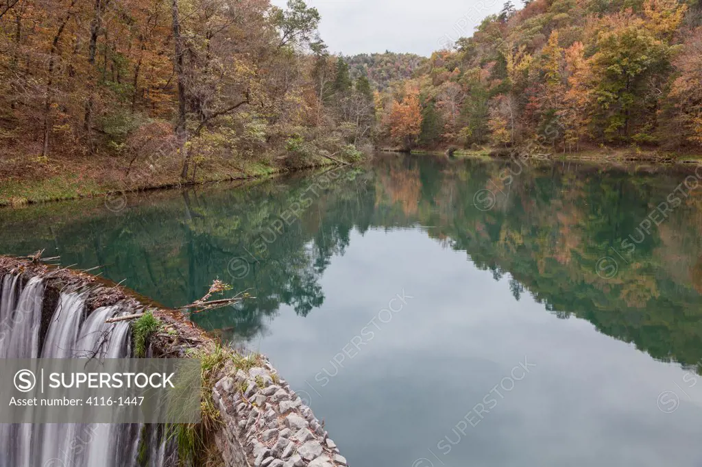 USA, Arkansas, Blanchard Springs, Waterfall and Mirror Lake