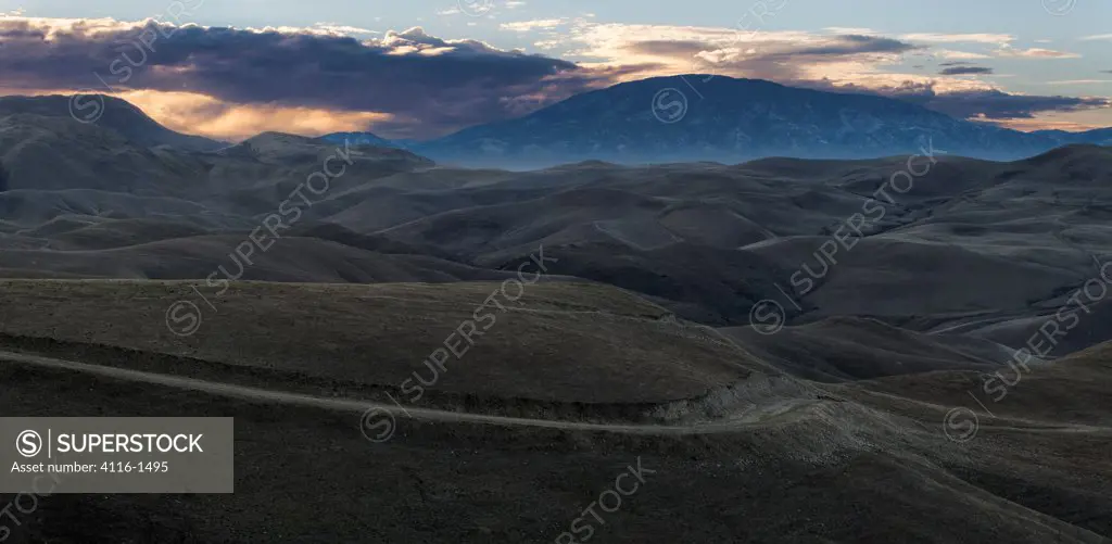 USA, California, Bakersfield, Dawn behind Bear Mountain and Breckenridge Mountain foothills