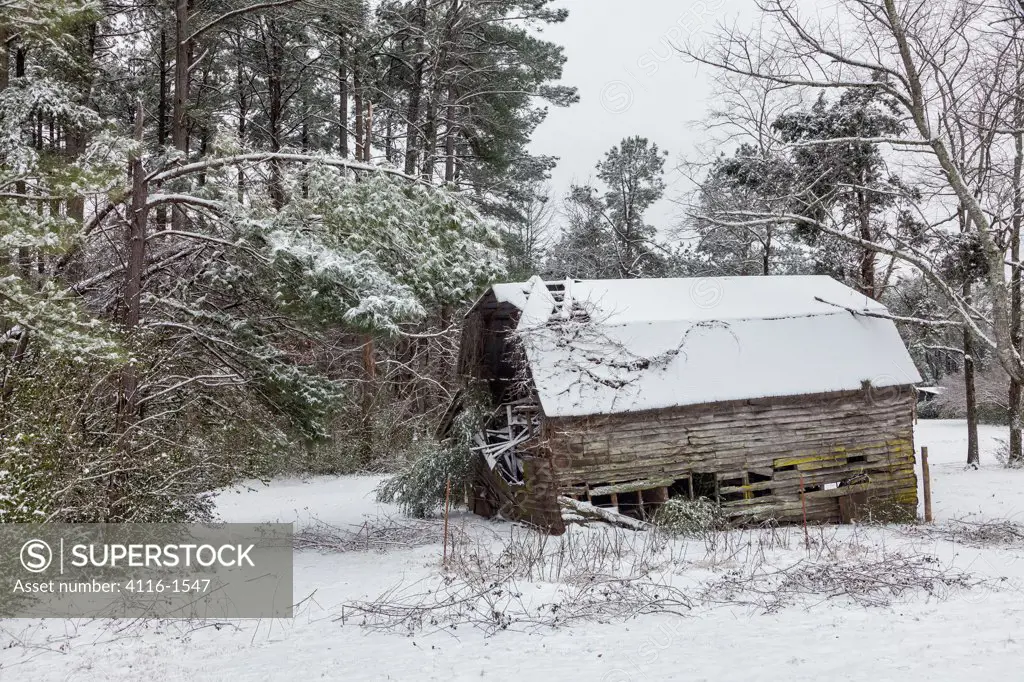 USA, Arkansas, Old barn in disrepair after snow storm