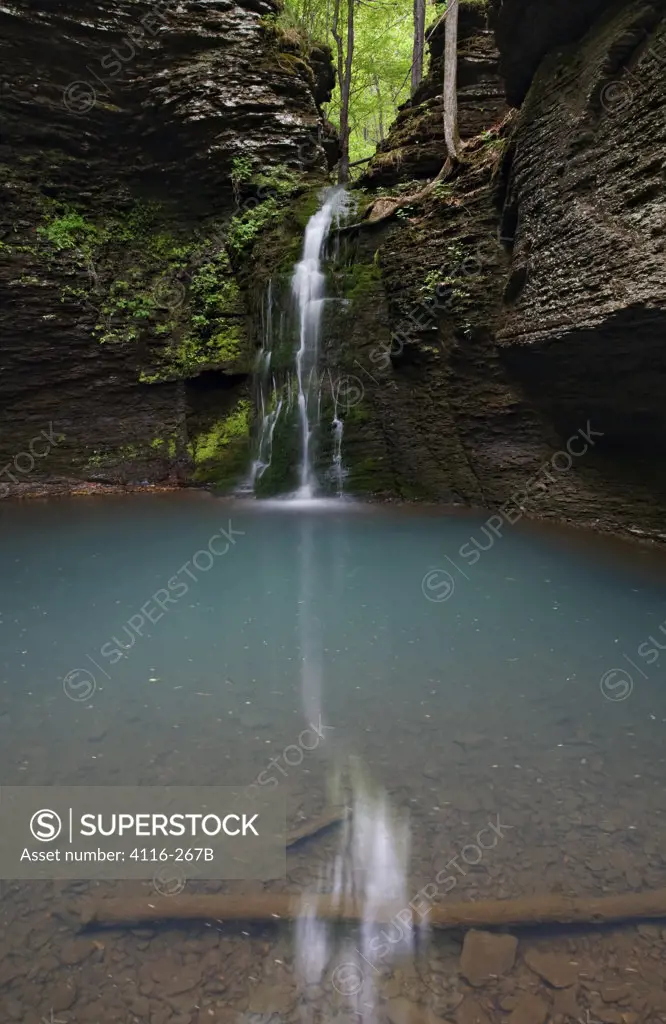 Waterfall cut through a wall of shale, Falling Water Creek, Ozark Mountains, Ozark National Forest, Arkansas, USA
