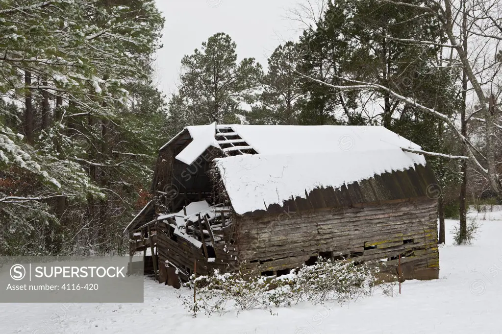 USA, Arkansas, Cabot, old barn after snowstorm