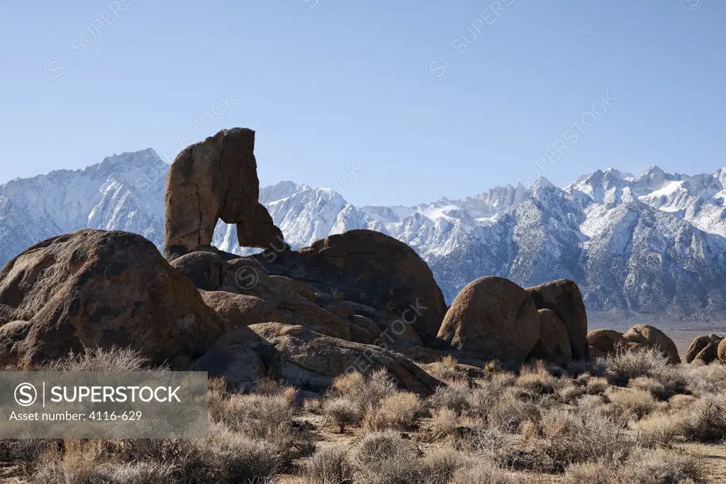 USA, California, Arch in Alabama Hills, Mt. Whitney and Lone Pine Peak