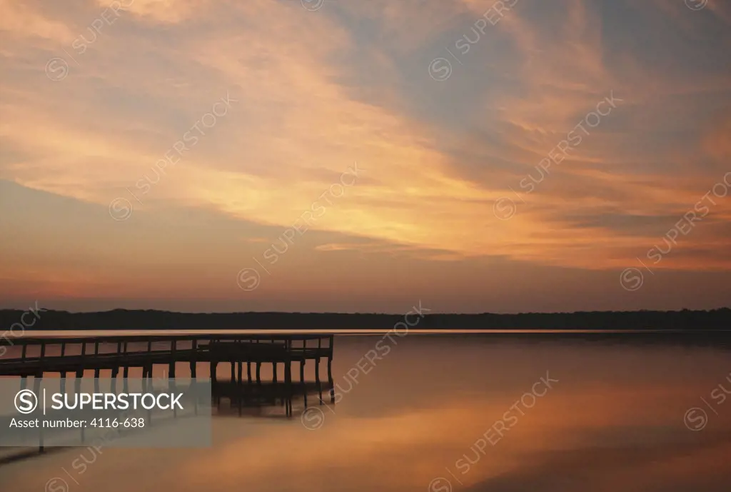 USA, Arkansas, Pickthorne Lake, Pier at lake at sunset