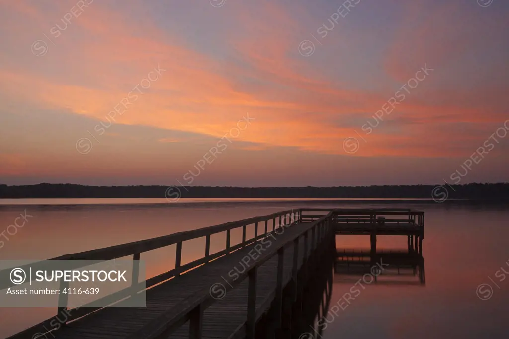USA, Arkansas, Pickthorne Lake, Pier at lake at sunset