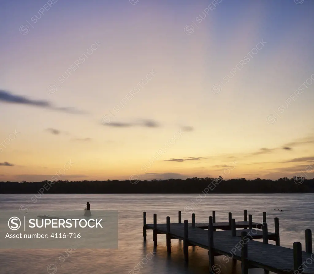 USA, Arkansas, Pickthorne Lake with pier at dawn