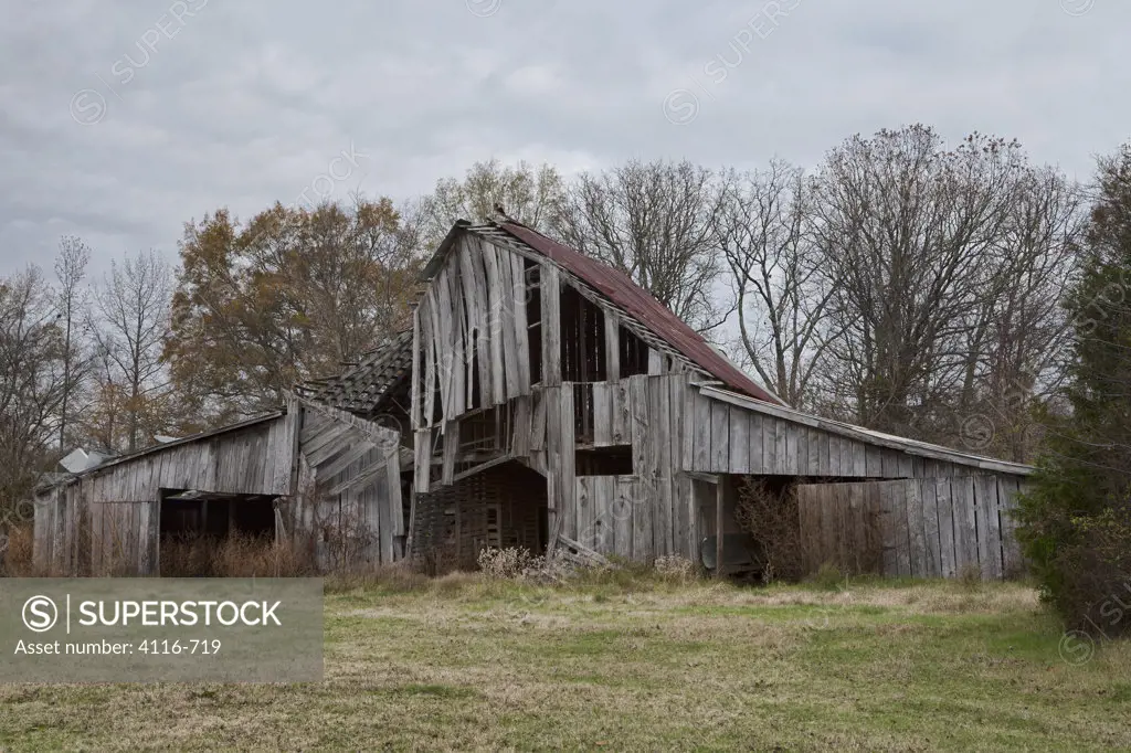 USA, Arkansas, Abandoned farm house