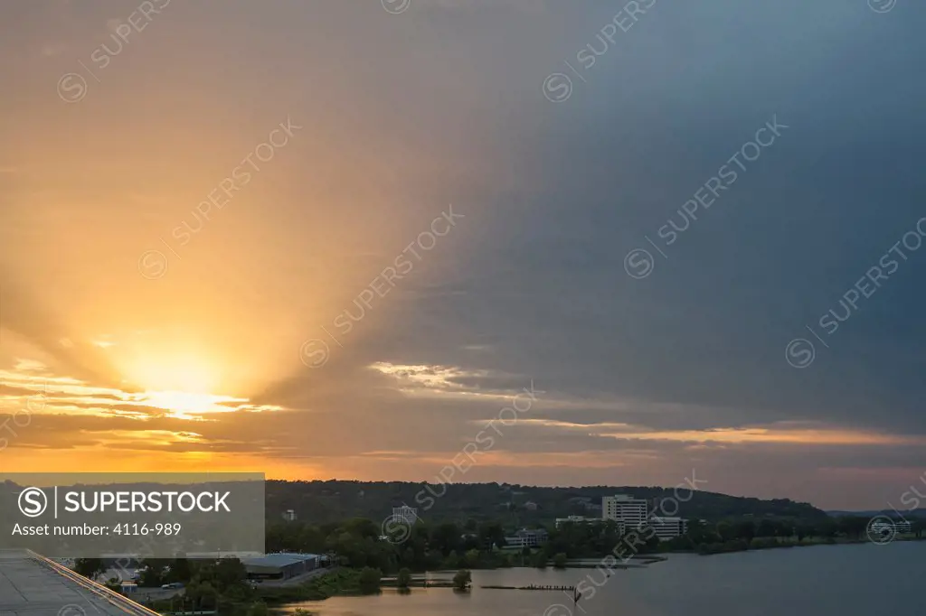 USA, Arkansas, Little Rock, Arkansas River, Sun rays at sunset