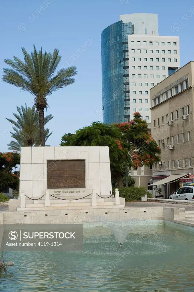 Photograph of a monument in central Tel Aviv