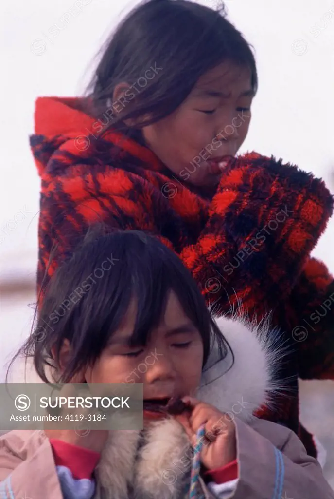 Image of an Eskimo mother and her daughter in the Baffin island