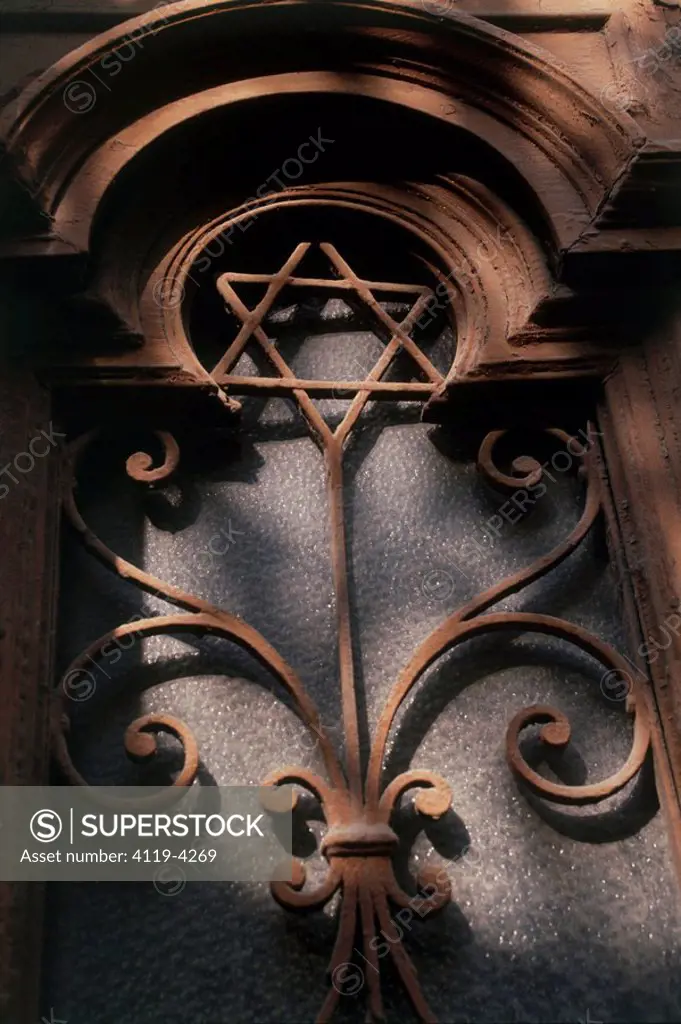 Photograph of a grille shaped as the Shield of David in Budapest