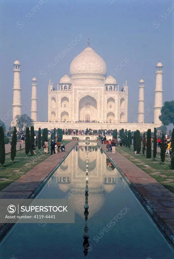 Vamos Image of the Taj Mahal temple in India