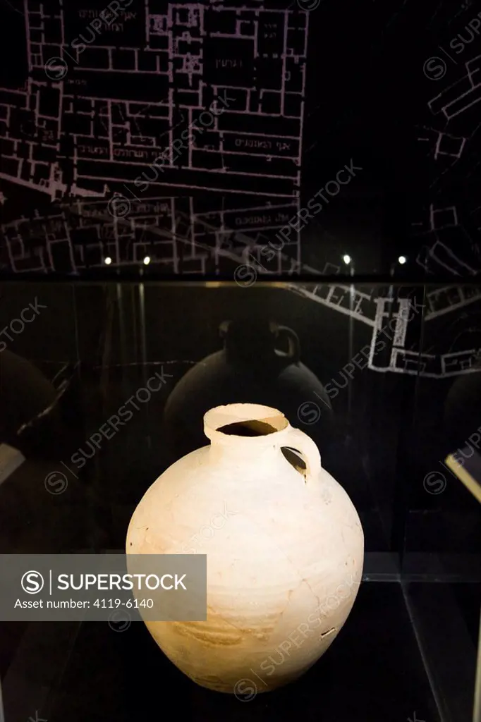 Photograph of a pottery jar on display at the Masada´s museum of archeologic artefacts