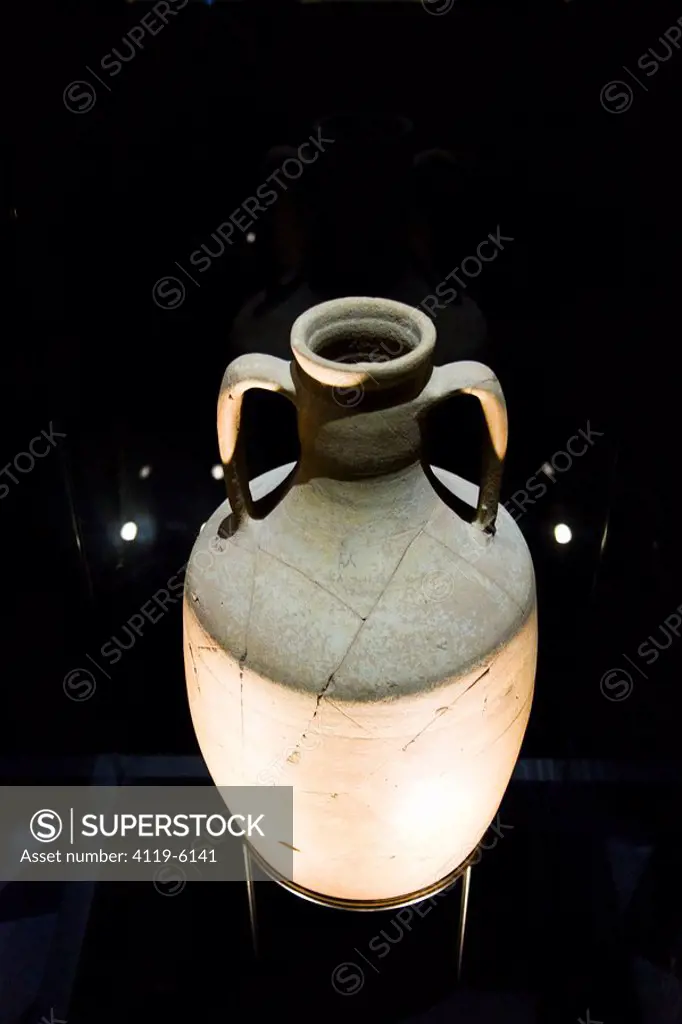 Photograph of a pottery jar on display at the Masada´s museum of archeologic artefacts