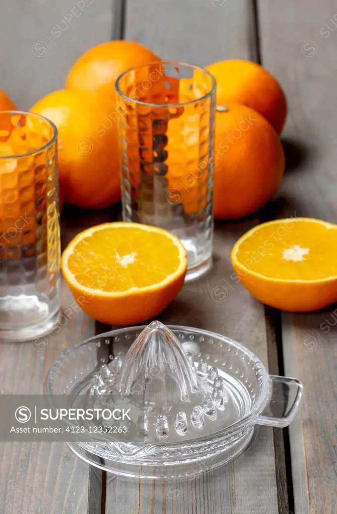 Squeezing oranges. Healthy dessert fruits