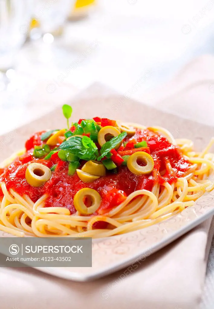 Spaghetti with tomato sauce, green olives and paprika.
