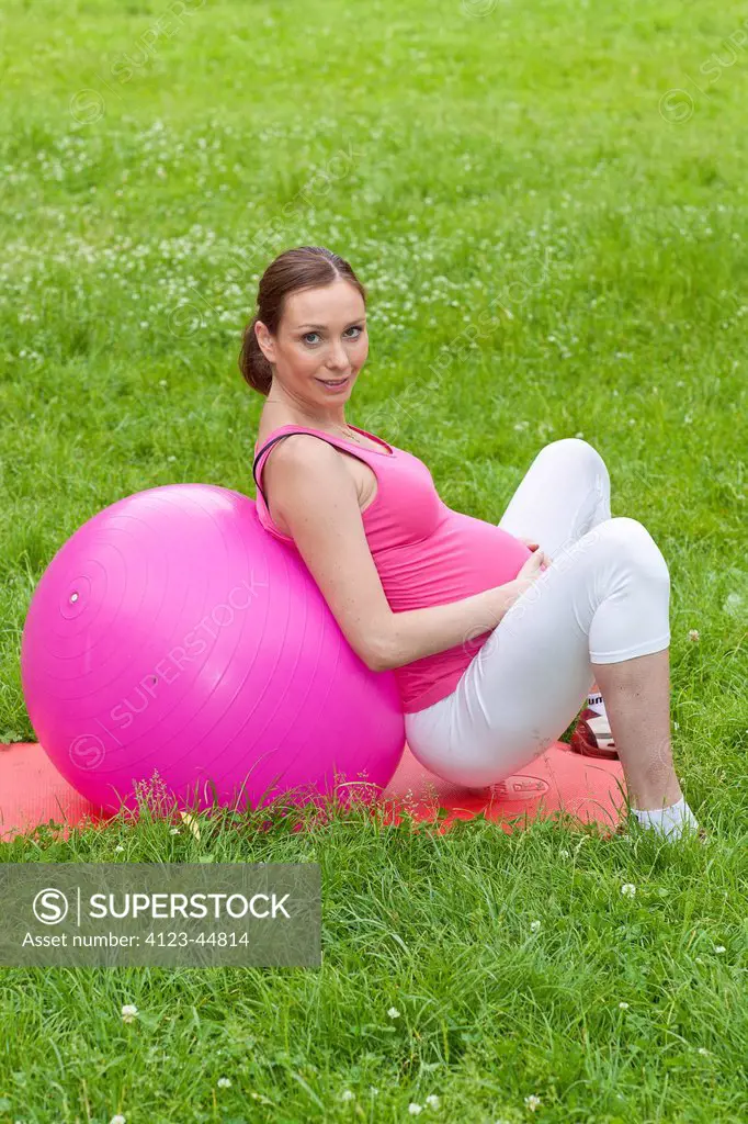 Pregnant woman keeping fit.