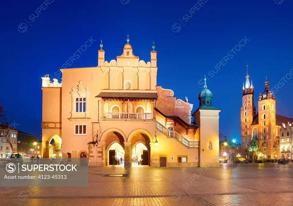Poland, Malopolskie Province, Krakow. Cloth Hall with a view on Marian Church.