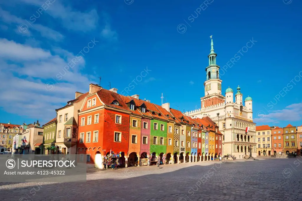 Poland, Wielkopolskie Province, Poznan. The Old Market Square, view on stall houses and Town hall.