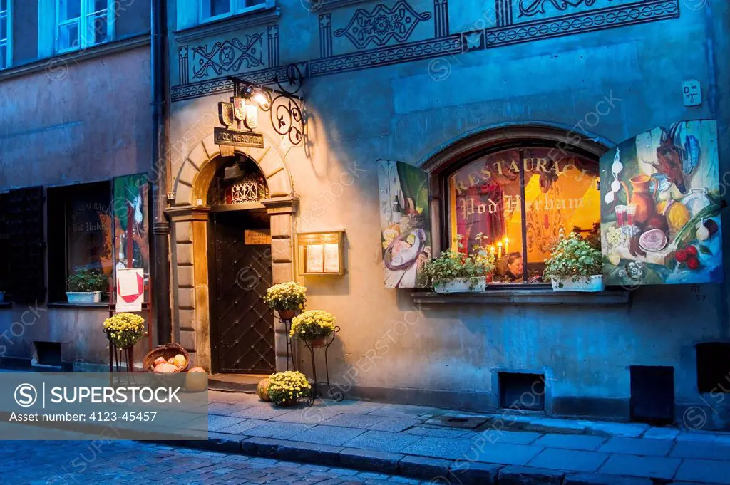 Poland, Mazovia Province, Warsaw. Restaurant on the Market Square on the Old City.