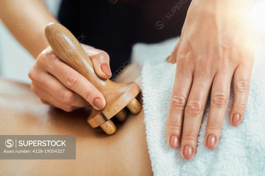 Maderotherapy body treatment