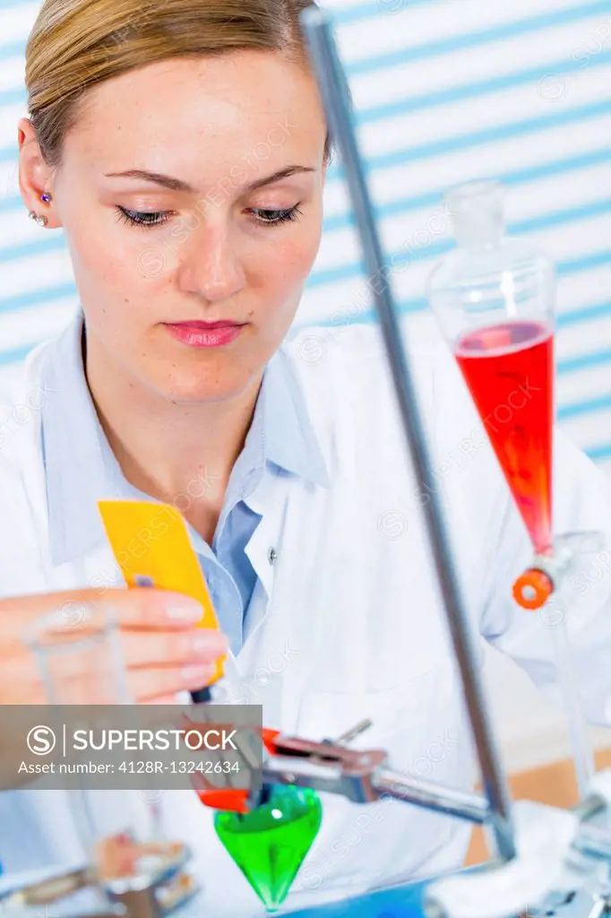 Female chemist working in laboratory.