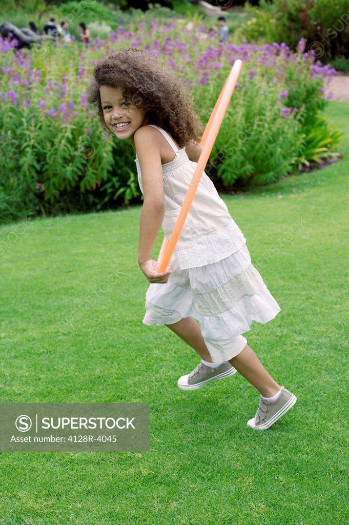 Chica jugando con Hula Hoop Vector de stock por ©stockshoppe 11504093