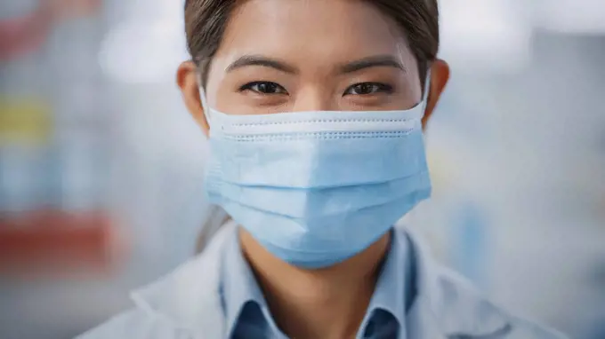 Healthcare specialist wearing a face mask