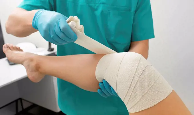 Bandaging injured knee