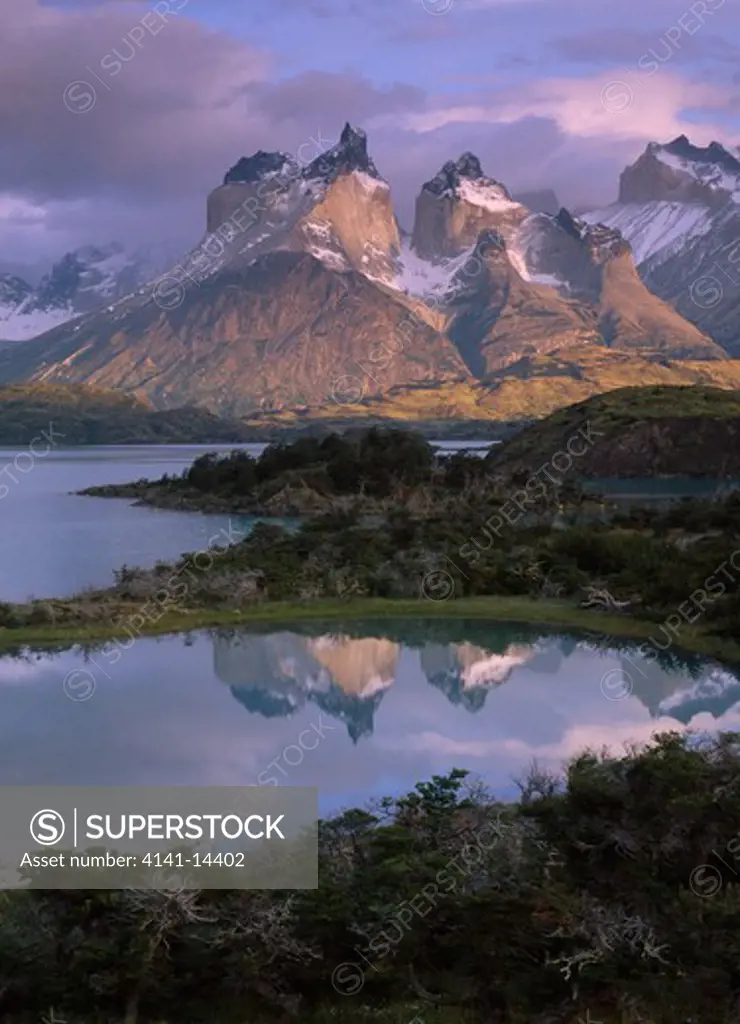 landscape at dawn pehoe lake with cuernos del paine in background torres del paine national park, chile, south america 