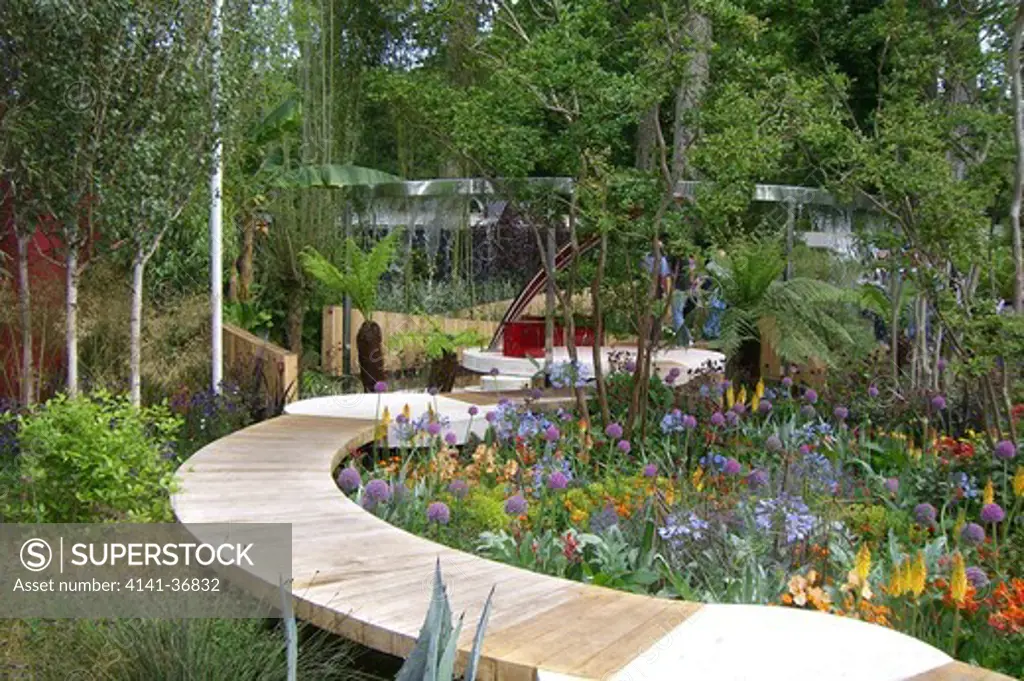 chelsea rhs flower show, london, england 2008 the lloyds tsb garden, a bronze medal show garden, depicting a colourful journey around the world to remind the owner of their travels. many of the plants are drought tolerant, the concrete platforms and oak walkways give a good vantage poit to view the garden from, the shelter is inspired by a venus flytrap and the garden is sub-divided using oak walls and curtains of water. date: 22.10.2008 ref: zb1159_122662_0069 compulsory credit: photos horticul