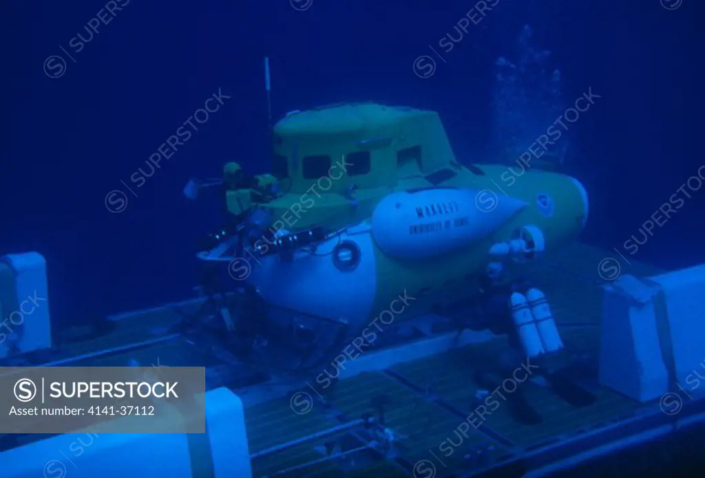 deep sea research submersible makalii being released - a manned sub of the university of hawaii marshall is., pacific ocean