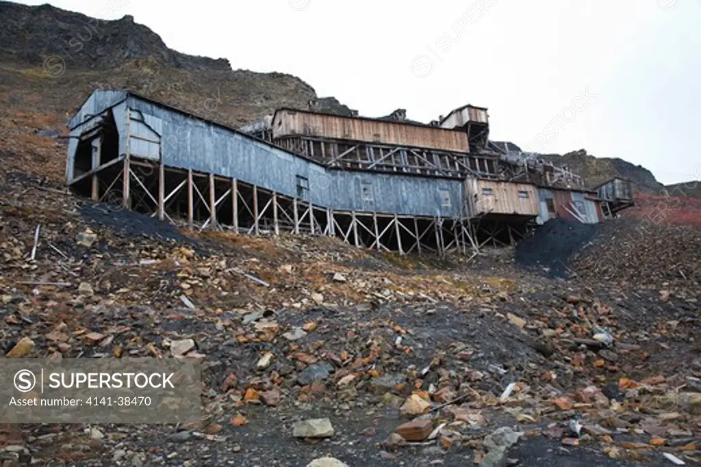derelict coal mine above longyearbyen, svalbard. sveagruva (mine no 2, on the hillside just east of longyearbyen, was shelled and set alight by nazis in world war 2 and continued to burn for 14 years). date: 10.12.2008 ref: zb486_126124_0020 compulsory credit: woodfall wild images/photoshot 