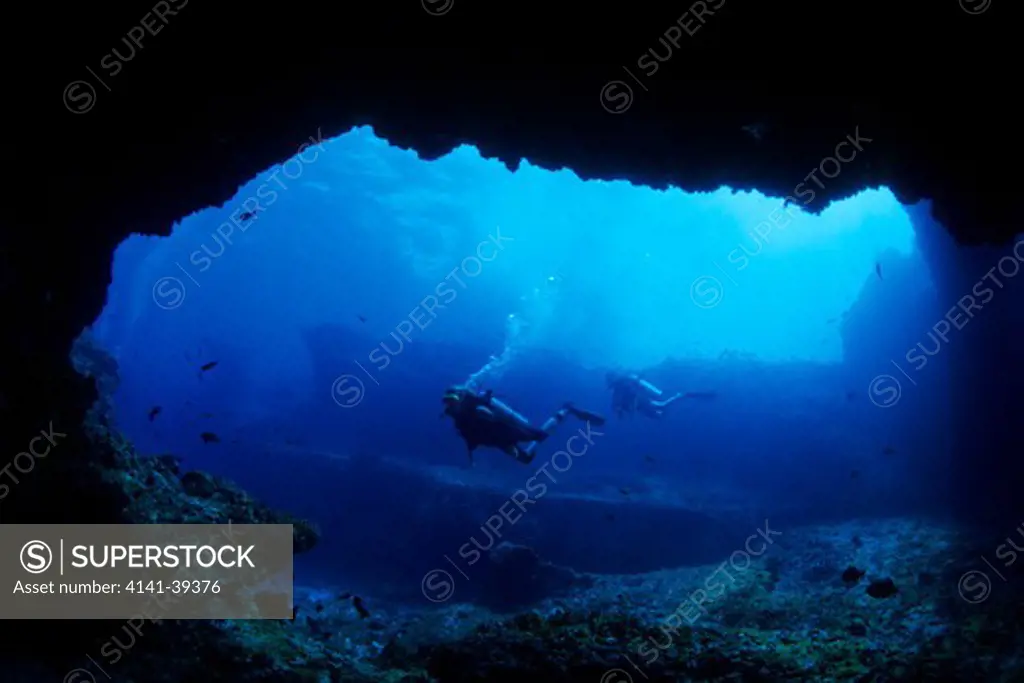 scuba divers on a cave entrance, fernando de noronha national marine sanctuary, pernambuco, brazil, south atlantic ocean date: 22.07.08 ref: zb777_117081_0011 compulsory credit: oceans-image/photoshot 