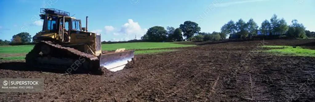 bulldozer creating farm pond shropshire date: 15.12.2008 ref: zb799_126302_0019 compulsory credit: woodfall wild images/photoshot 