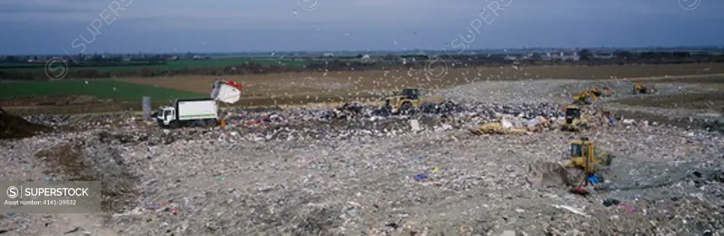 domestic refuse landfill site cambridge date: 15.12.2008 ref: zb799_126302_0036 compulsory credit: woodfall wild images/photoshot 