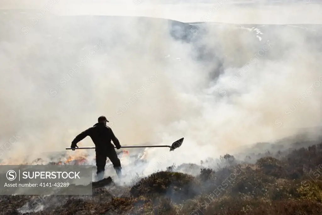 gamekeeper controlling muir burn (heather burning) on upland grouse moor. glenfeshie. scotland. april 2007. date: 23.10.2008 ref: zb849_122726_0031 compulsory credit: woodfall wild images/photoshot 