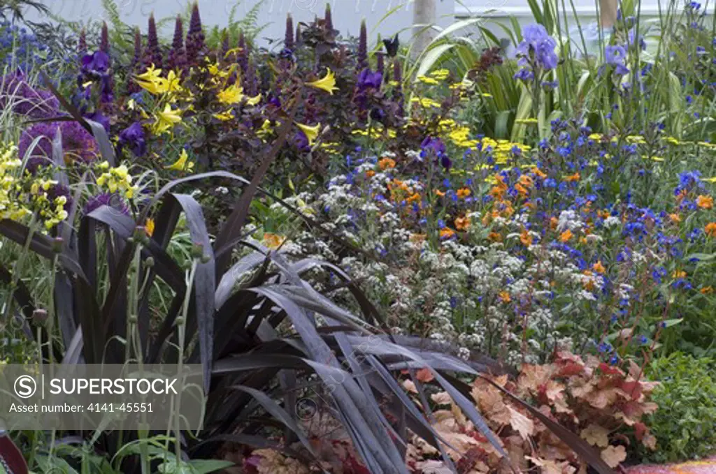 rich colours from planting with phormium, heuchera, geum, anchusa, anthricus, hemerocallis & cotinus. the silver-gilt medal winning show garden from life to life, a garden for george exhibit designed by the material world charitable trust & olivia harrison, chelsea 2008. date: 10.10.2008 ref: zb907_121952_0041 compulsory credit: photos horticultural/photoshot 