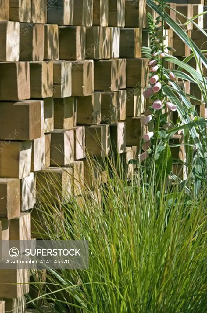 wall of wood blocks giving texture and interest with blocks of differing lengths in the pemberton greenish recess garden, chelsea 2008. a silver-gilt medal winning urban garden. date: 10.10.2008 ref: zb907_121952_0060 compulsory credit: photos horticultural/photoshot 