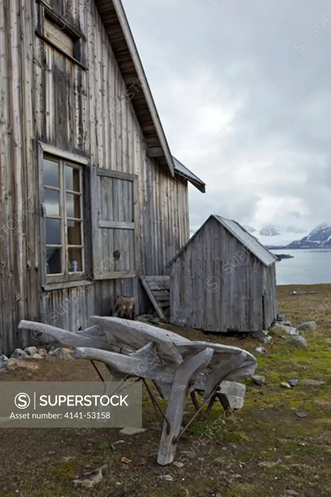 Old Wooden Trapper'S Hut And Wheelbarrow, Camp Mansfield, Blomstrandhalvoya,  Spitzbergen, Svalbard, Arctic Norway, Europe