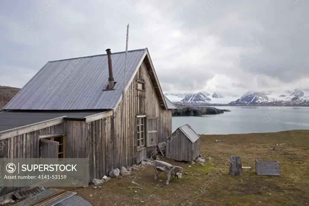 Old Wooden Trapper'S Hut, Camp Mansfield, Blomstrandhalvoya,  Spitzbergen, Svalbard, Arctic Norway, Europe