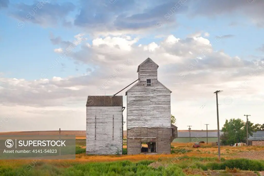 Old Wooden Grain Elevator In Eastern Montana, Viewed From The Amtrak Empire Builder, Usa, Empire_Builder-283  Note: Not Property Released; Editorial Use Only