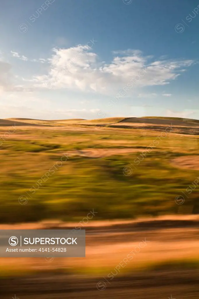 Drylands Of Eastern Washington State, Viewed From The Amtrak Empire Builder, With Foreground Motion Blur Due To The Moving Train, Usa, Empire_Builder-314