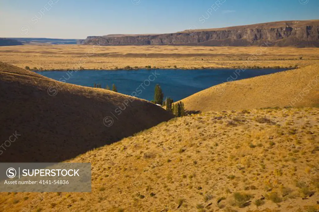 Following The Great Columbia River In Eastern Washington State, Viewed From The Amtrak Empire Builder, With Foreground Motion Blur Due To The Moving Train, Usa, Empire_Builder-364