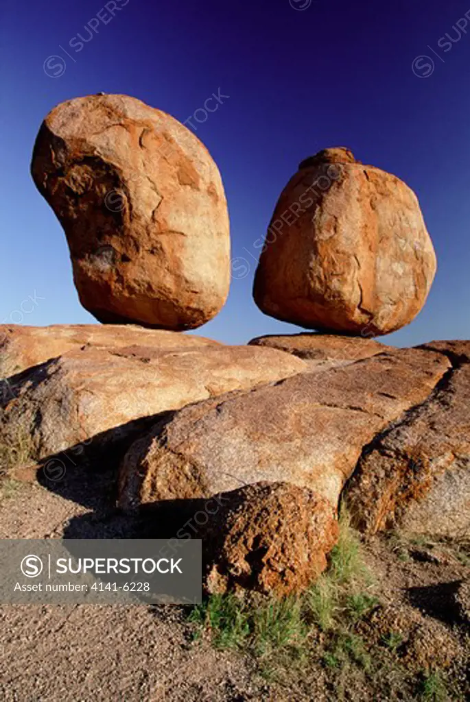 devil's marbles granite boulders formed by erosion of outcrop to south of tennant creek, northern territory, australia