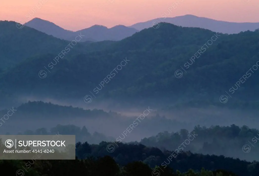 mountain ridges & fog at dawn great smoky mountains national park, tennessee, usa 