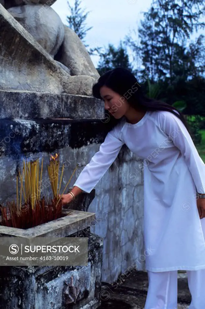ASIA, VIETNAM, MY LAI VILLAGE, (MY LAI MASSACRE, MARCH 16, 1968), MONUMENT, WOMAN BRINGING OFFERING