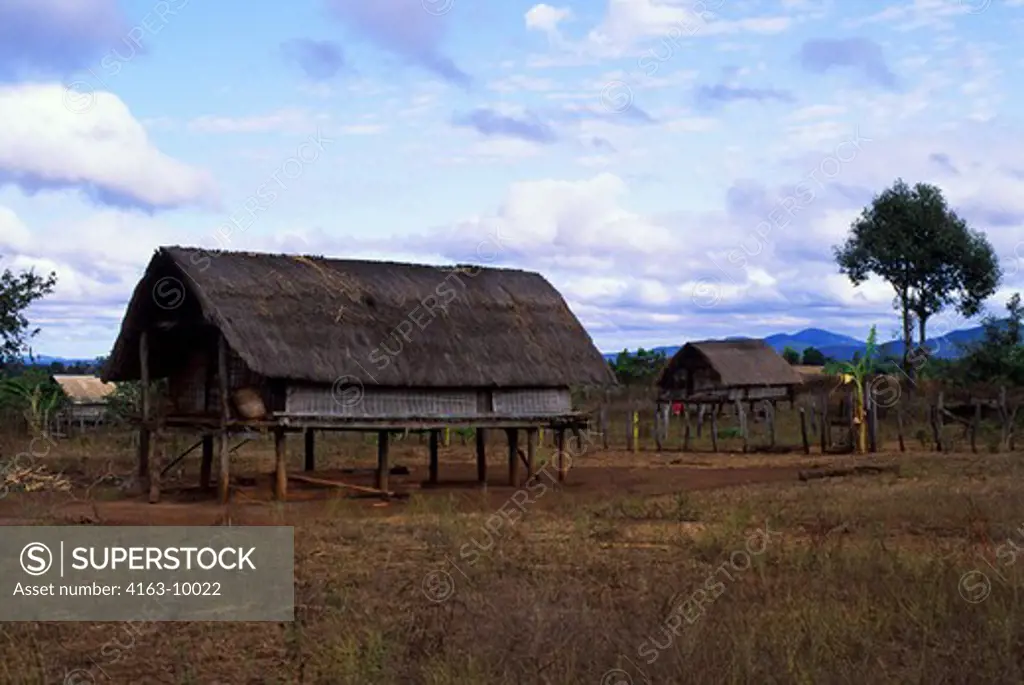 ASIA, VIETNAM,CENTRAL HIGHLANDS, TRADITIONAL HOUSES OF EDE HILL-TRIBE