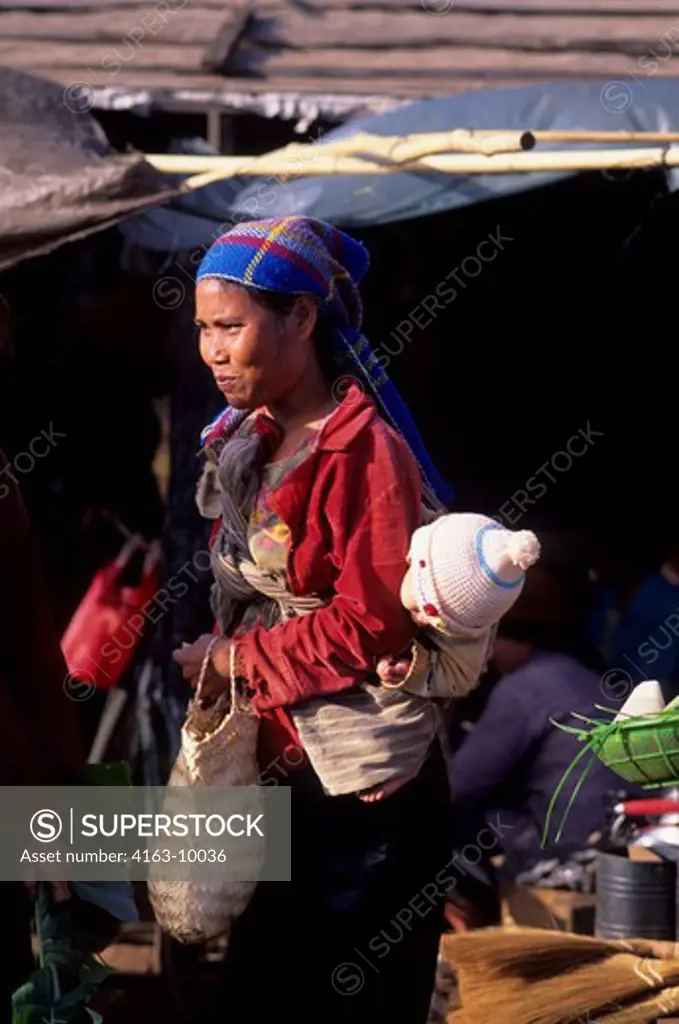 VIETNAM, CENTRAL HIGHLANDS, NEAR BUON MA THUOT, MARKET SCENE WITH EDE HILL-TRIBE WOMAN AND BABY