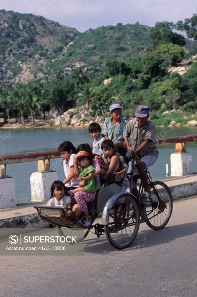 VIETNAM, SO.CENTRAL COAST, NHA TRANG, CHILDREN IN CYCLO ON XOM BONG BRIDGE